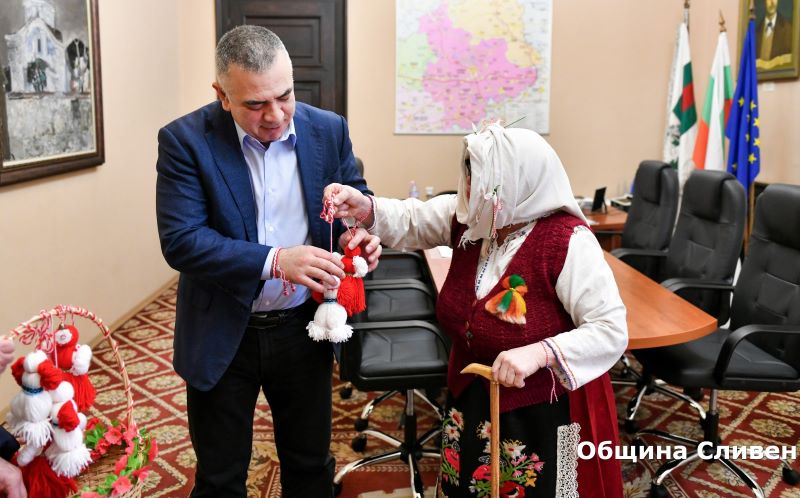 празнично настроение в сливен: баба марта разнесе здраве и усмивки