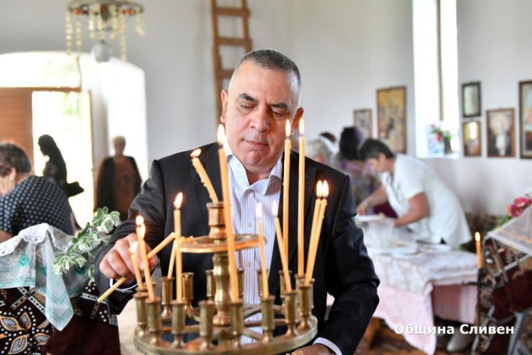 Сливен в траур: Кметът Стефан Радев почита паметта на Патриарх Неофит