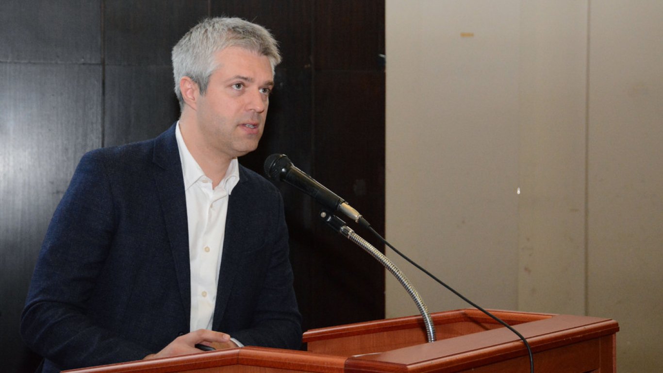 стена от отричане: благомир коцев срещу сенките на „баба алино“
