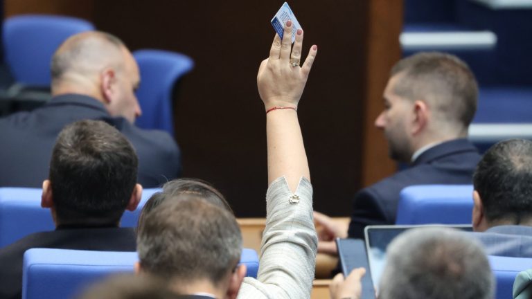 Стоп на растящите доходи в парламента: Депутатите фиксираха заплатите си на 4236 евро