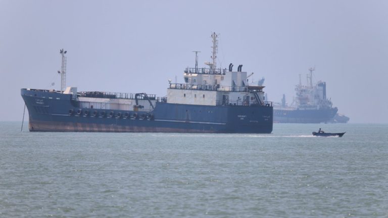 Стрелба в морето: Защо хиляди моряци останаха блокирани в Ормузкия проток?