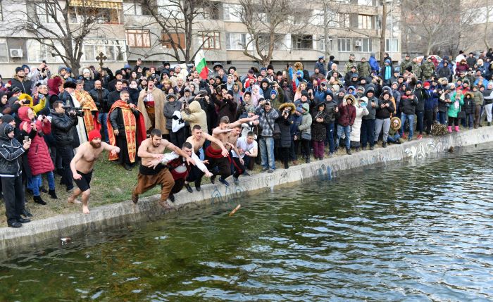 студени води и горещи традиции: как сливен отбеляза богоявление