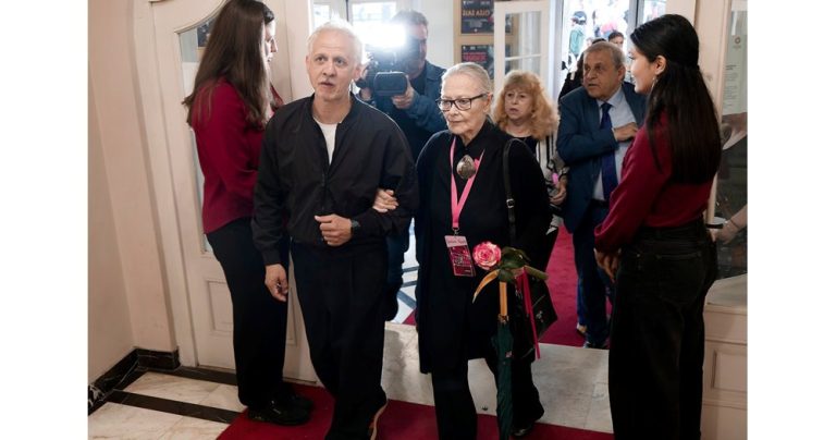 Сцената среща публиката: Цветана Манева и триумфът на „Варненско лято“