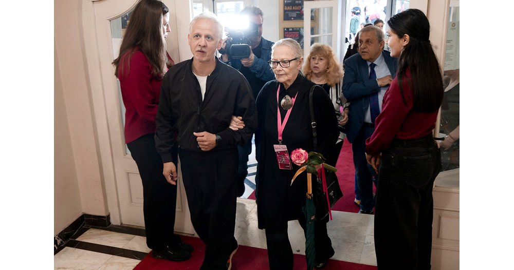 сцената среща публиката: цветана манева и триумфът на „варненско лято“