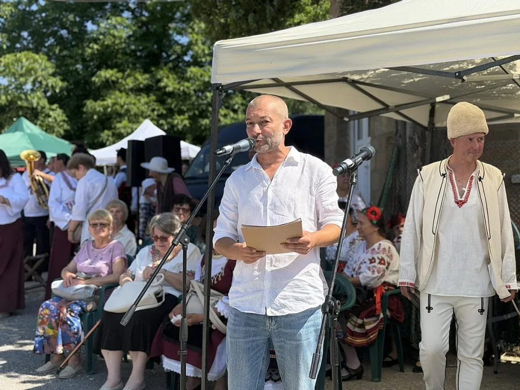 танци и песни под слънцето на праужда: празник на традицията