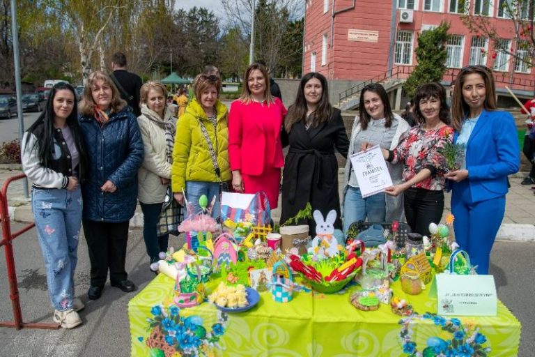 Твърдица оживя с магията на пролетта: Традициите на Цветница обединиха поколенията