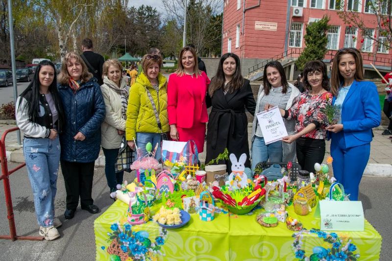 твърдица оживя с магията на пролетта: традициите на цветница обединиха поколенията