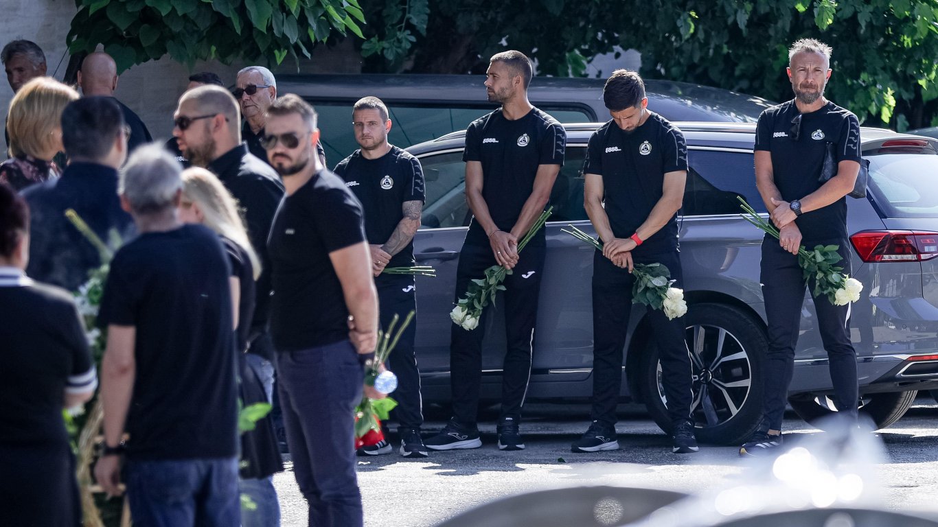 трагично сбогуване с малък шампион: футболното семейство на „славия“ изпрати мишо и баща му