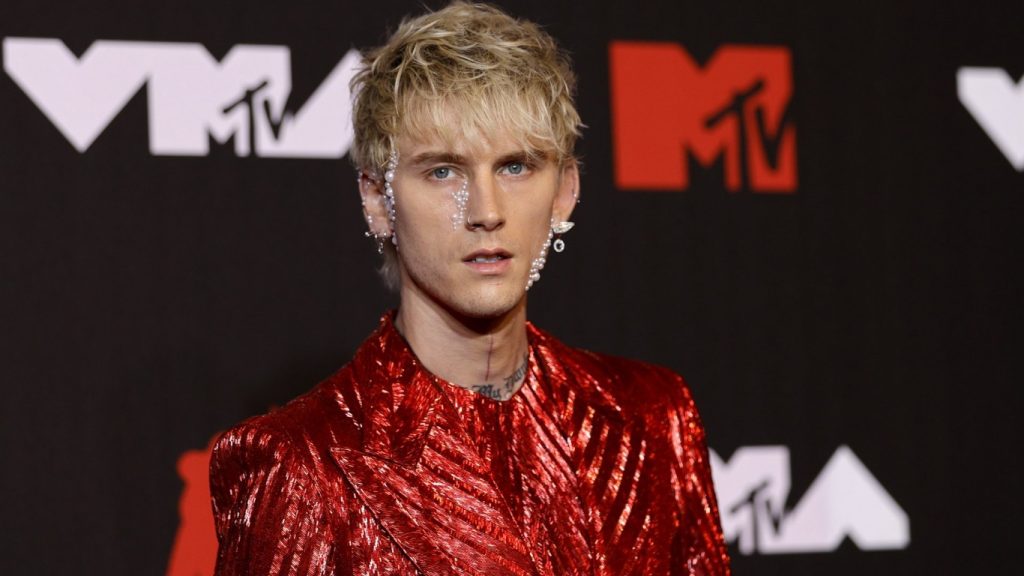 цената на стила: как черното мастило едва не повали machine gun kelly