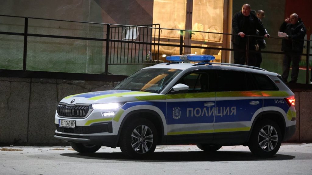 шокиращ инцидент до луковит: 15-годишна момиче „заби“ открадната кола в частен имот