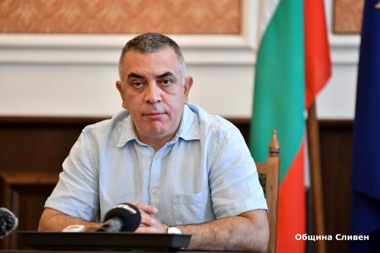 100 милиона за тръби, но дупки по улиците: кметът на сливен затяга контрола