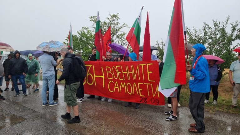 „Безмер“ казва „НЕ“: Местни жители блокират пътя към военната база срещу американски самолети