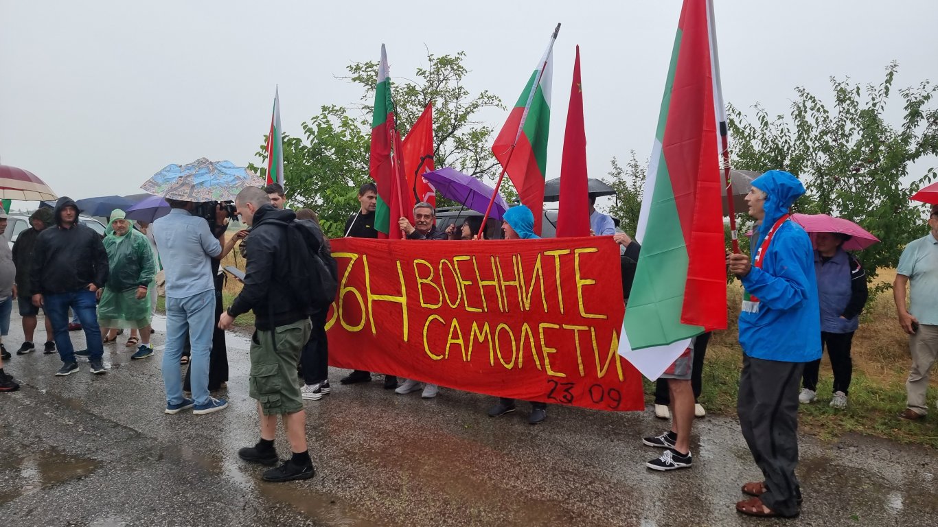 „безмер“ казва „не“: местни жители блокират пътя към военната база срещу американски самолети