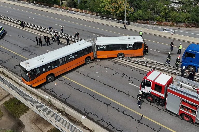 Бетонът срещу стоманата: Какво всъщност се случи с автобуса на Цариградско шосе?