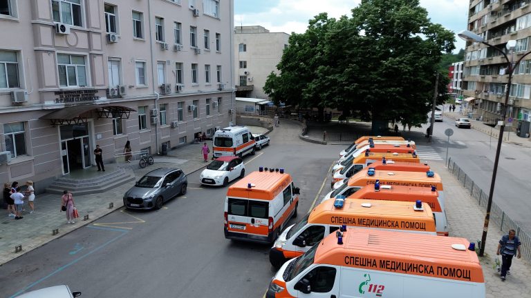 Битка за живот: Лекарите в Сливен се борят за пострадалите при тежкия инцидент край Мокрен