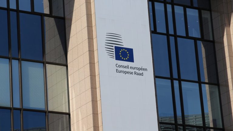 Брюксел затяга контрола: Какво трябва да направи Украйна за милиардите от ЕС?