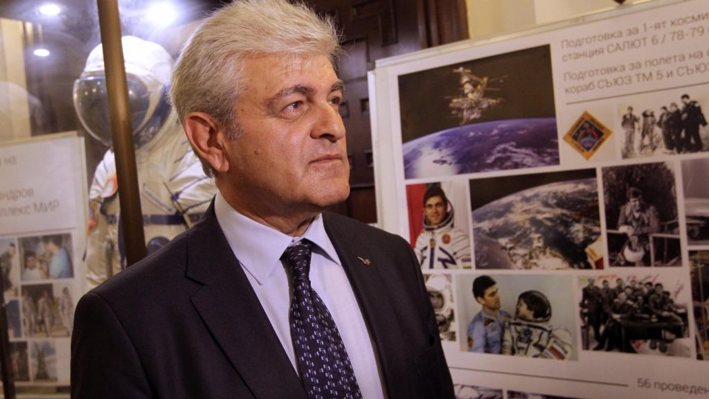 българия се сбогува с легендарния космонавт александър александров