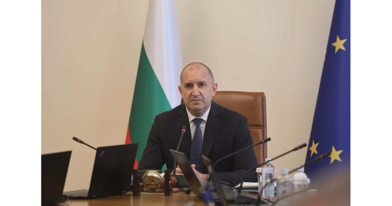 Геополитическият парадокс на Радев: Между страха от Русия и лоялността към САЩ