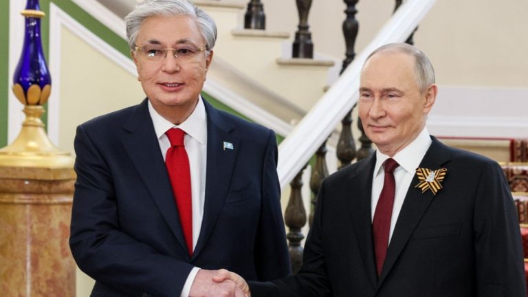Дипломатически натиск от Астана: Токаев притисна Путин за край на бойните действия