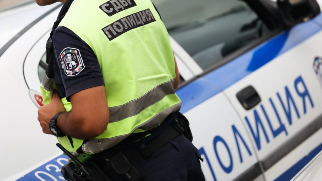 драма на пътищата в русе: пожарникари спасяват затиснат в метал