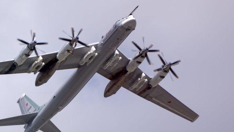 Дрон-удар в сърцето на Русия: Стратегическият гигант Ту-95 стана плячка на СБУ