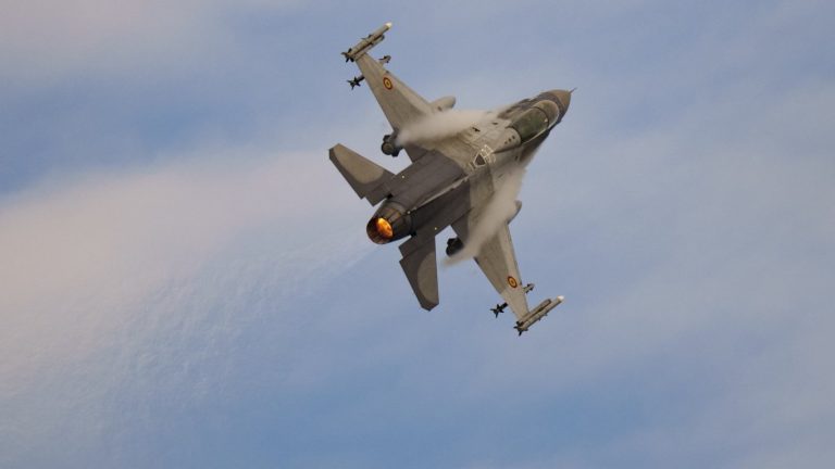 Един пилот, две мисии: Румъния демонстрира светкавична реакция с F-16 срещу дронове