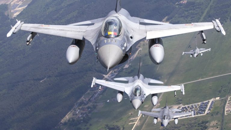 Желязна стена във въздуха: Как румънските F-16 прогоняват необичайните гости