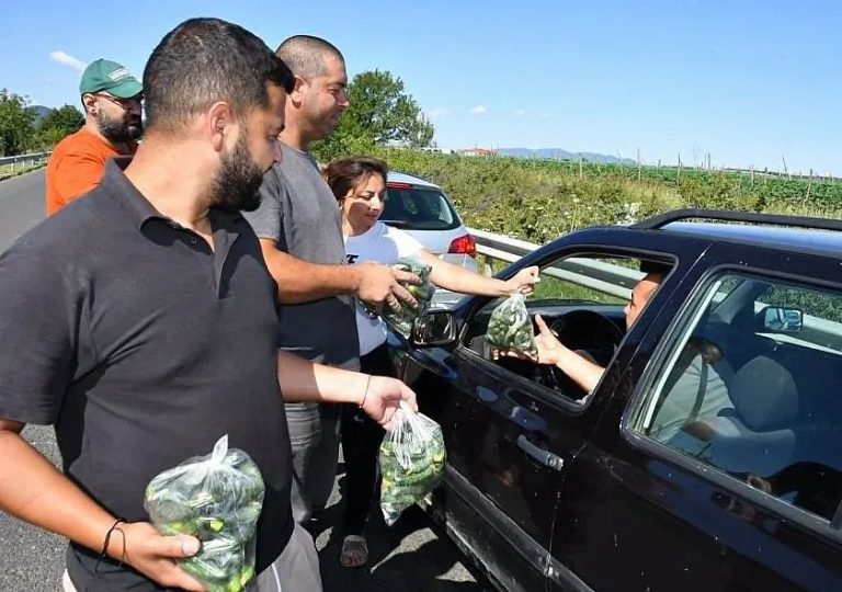 Зелен протест с вкус на отчаяние: Български земеделци „черпят“ шофьорите на пътя за Маказа
