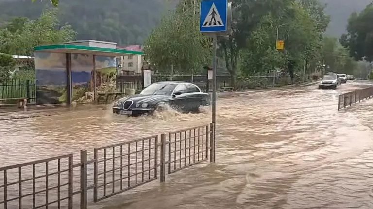 Когато небето се срива: Три града в България се бориха с водната стихия