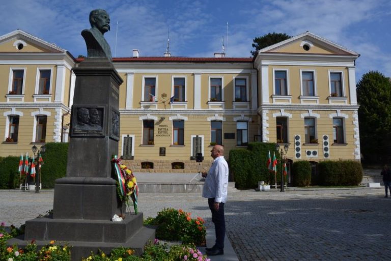 Котел почете 115 години от историческия акт на българската независимост