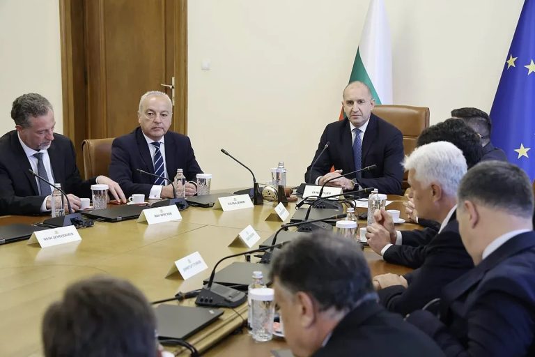 Кризата с Лукойл: Правителството бърза да „разминира“ законодателния хаос