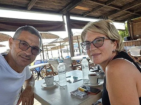 любовта срещу гравитацията: жена спасява съпруга си от пропастта на 6000 метра