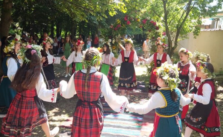 Магията на билките и древните ритуали: Как село Бяла оживява на Еньовден