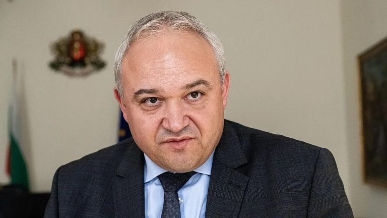 Маскировка с международен декор: Как се опитва да се заличи следата от един политически гаф