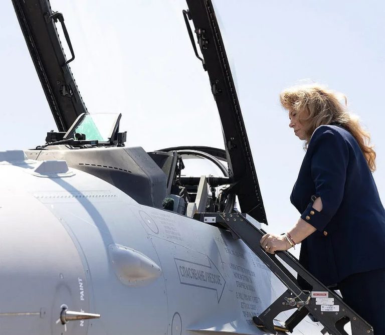 Между F-16 и политическите интриги: Как България балансира сигурността си