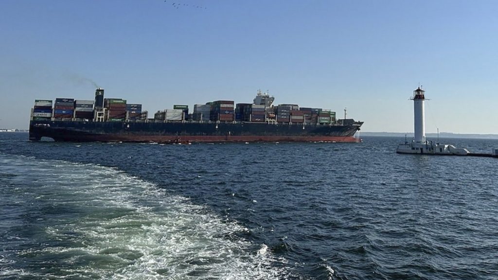 мистерия в черно море: кораб с въглища за украйна ударен край румъния
