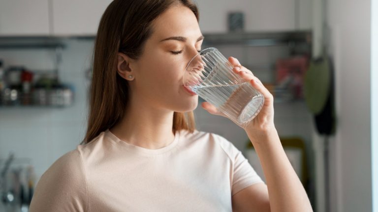 Мит или истина: Може ли водата да бъде вашият таен съюзник в борбата с килограмите?