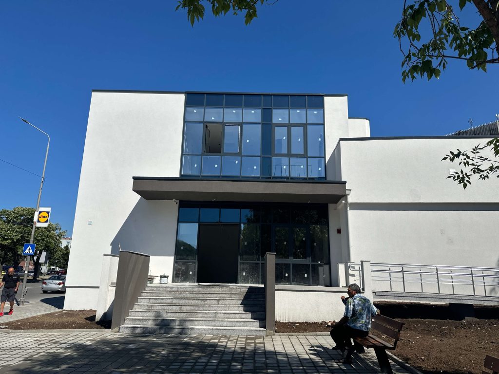 модерно лице за изкуството: как се преобразява изложбена зала „сирак скитник“