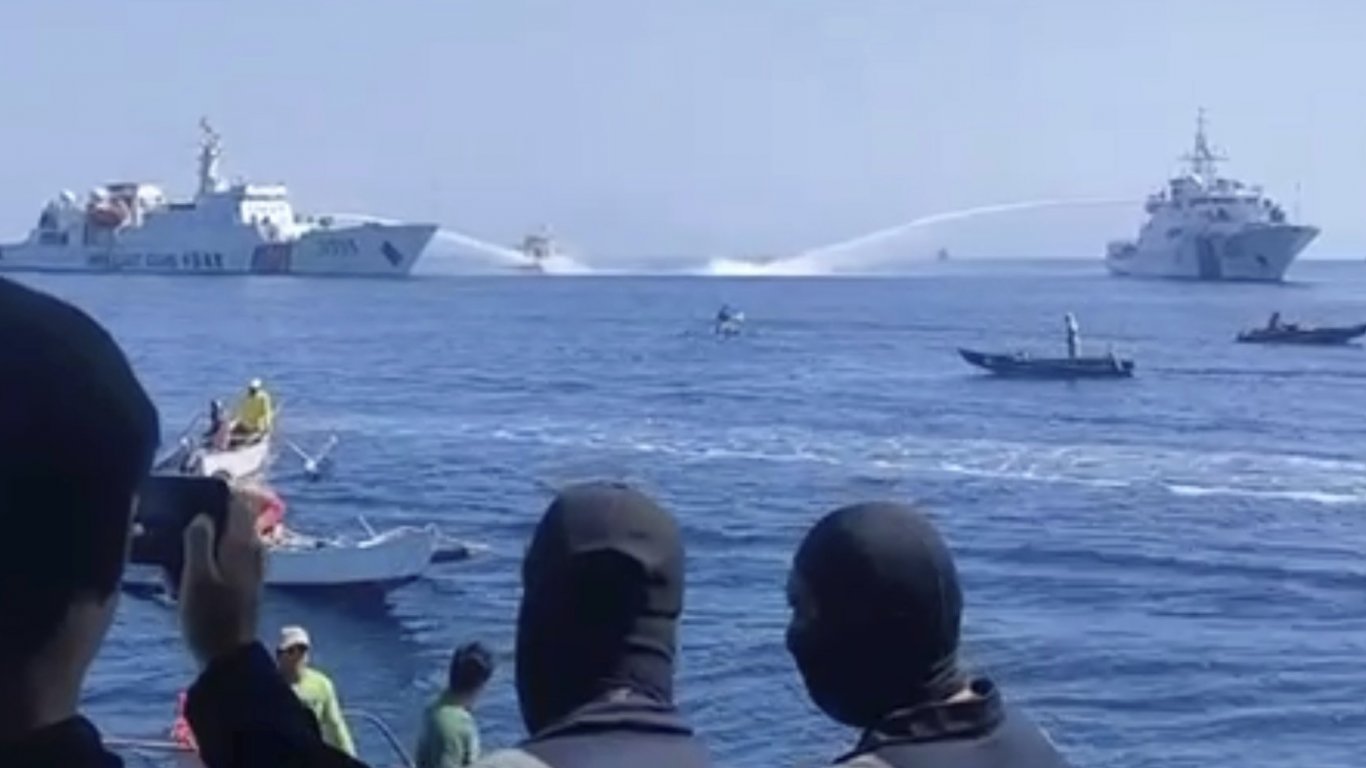 напрежение в южнокитайското море: пекин засилва военния си хват върху рифа скарбъроу