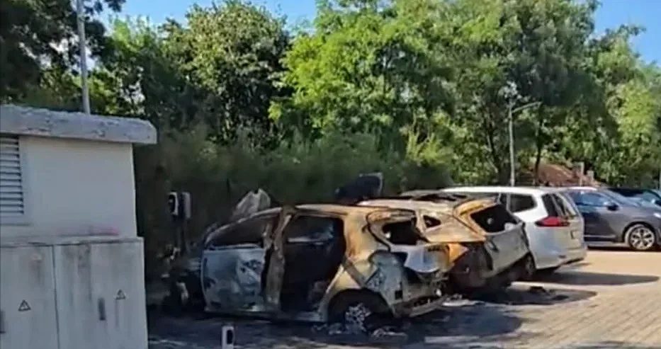 нощен ужас в сарафово: електрически автомобили изгоряха след серия от взривове