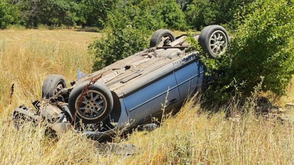 паника зад волана: шофьор се обърна по таван заради страх от камера