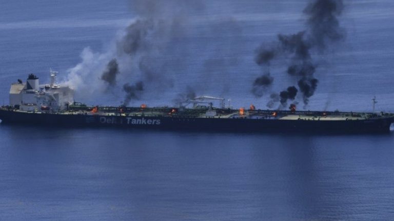 Пламва американски газовоз в Египет: Версиите за атака с дрон се умножават