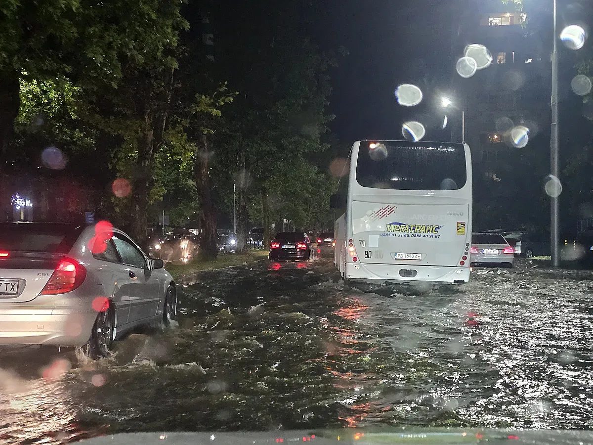 пловдив в капан на стихията: нощта, в която градът се бореше с вода и вятър