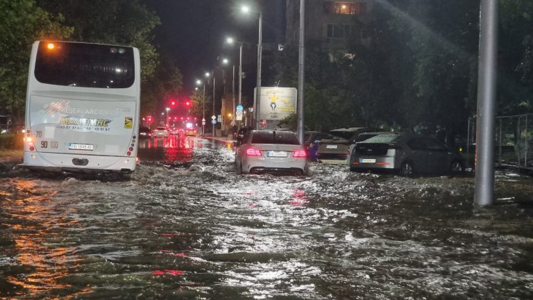 Природата удари силно: Пловдив под вода, а пожарните не спираха да работят