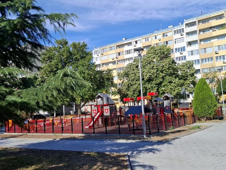 Рай за децата и прохлада за всички: Обновеното пространство в квартал Дружба оживява
