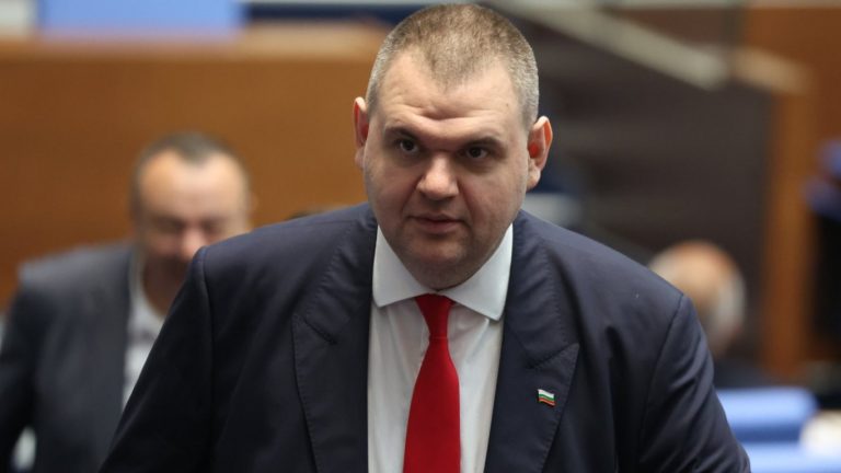Сблъсък в парламента: Пеевски обвинява МВР в следене на частния му живот