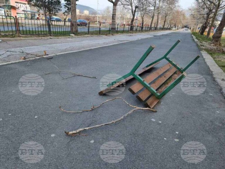 Сливен се възстановява: Градът се бори с последиците от мощния ураган