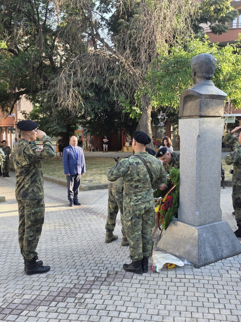 Сливен се поклони на Левски: Тържествено поднасяне на цветя за 189-ия рожден ден на Апостола