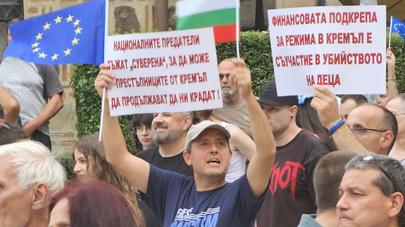 софия отново в пламъци от недоволство: втори кръг протести пред президентството