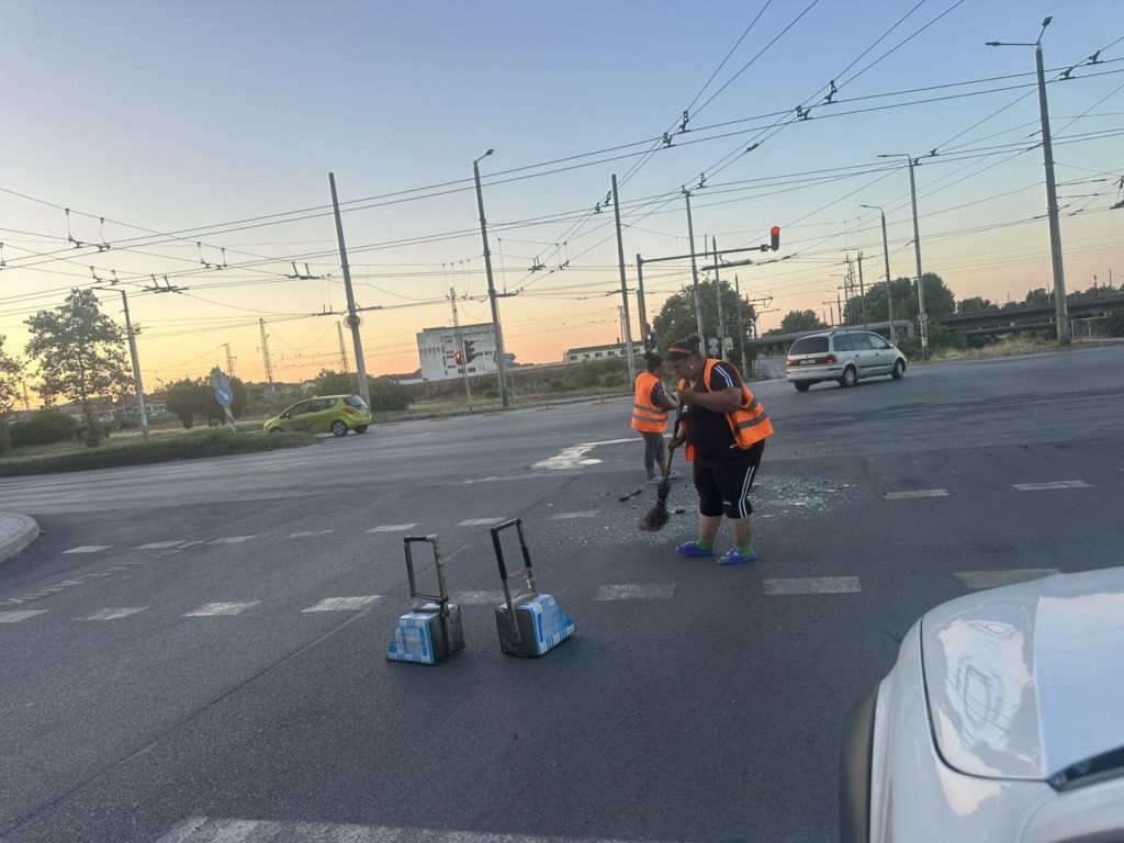 счупено стъкло и сгмечен фиат: нощен инцидент разтърси сливен